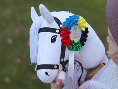 Kup oryginalny koń na kiju zwany koniem na patyku. Ulubiona zabawka ostatnich lat dla dzieci i wymarzony prezent dla kilkulatka
