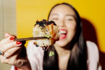 Kobieta W Ciąży Je Sushi