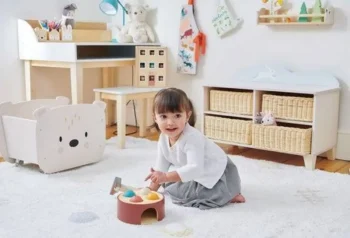 Drewniana szafka z wiklinowymi koszykami